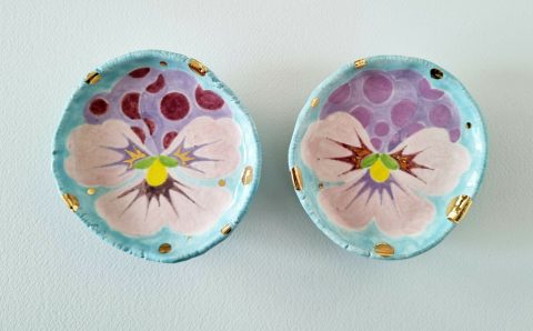 A pair of Pansy pin dishes, with piped ‘icing’ feet